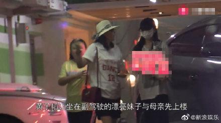 黄子韬女友身份曝光：素颜与妆后对比引人关注