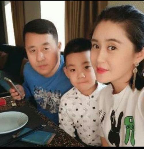 王小宝婚姻状况：第一任妻子是谁？与孙立荣是否离婚？