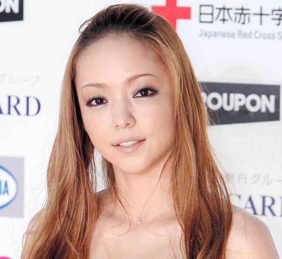 安室奈美惠：从出道到爆红，她的人生经历有多戏剧化？